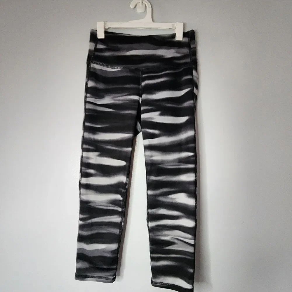 Athleta Chaturanga Capri Leggings XS Black White Striped High Rise H2O
